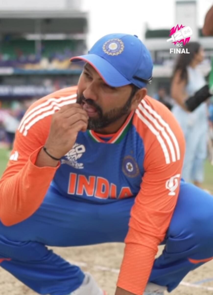 İzle: Rohit Sharma, Hindistan'ın T20 Zaferinden Sonra Barbados Sahasından Kum Yiyor