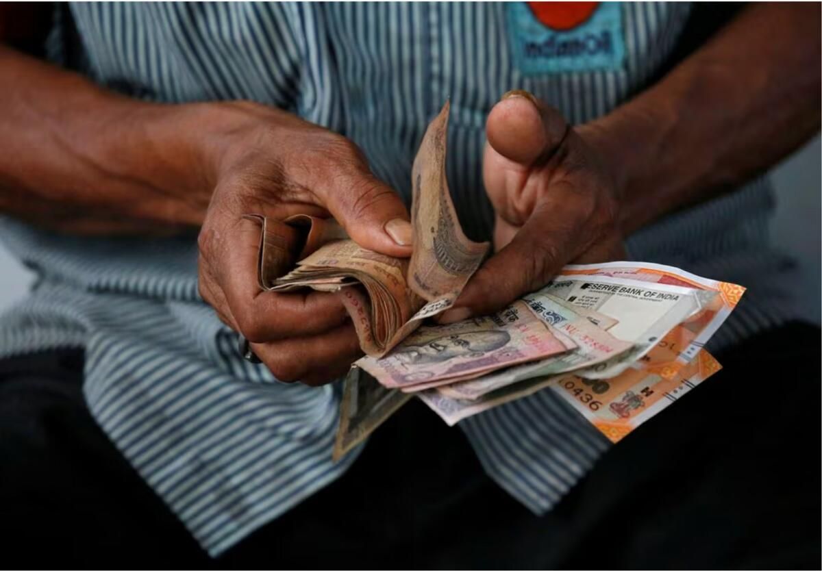 Hindistan Rupisi, Erken Seçim Eğilimlerinin Dolar Alımını Teşvik Etmesiyle Geriledi