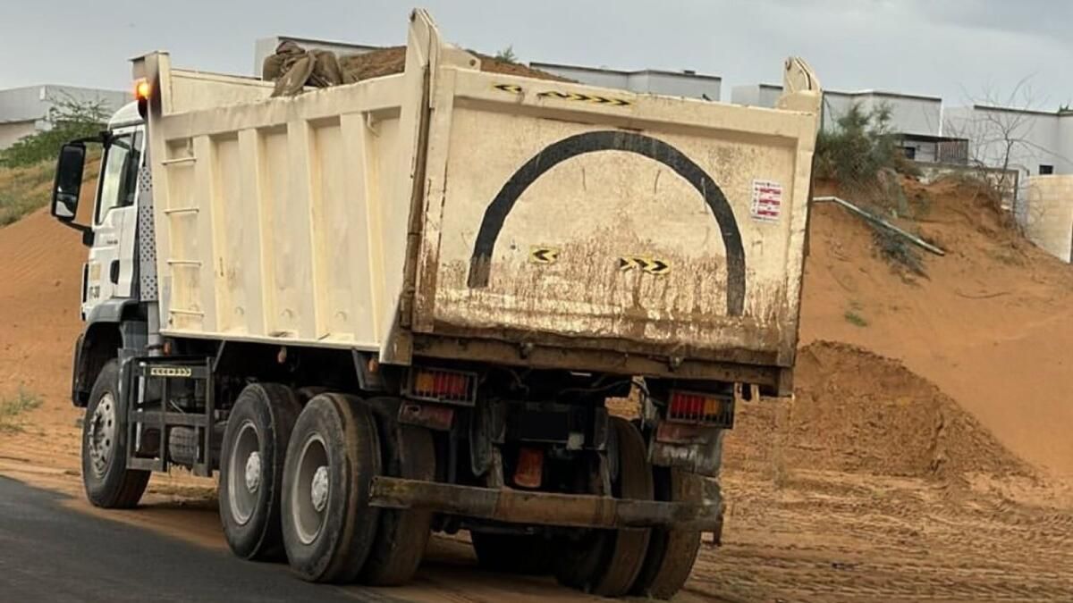 BAE'de 3.000 Dh'ye Para Cezası: Yasadışı Kum Taşıdığı için Birkaç Kamyona El Konuldu