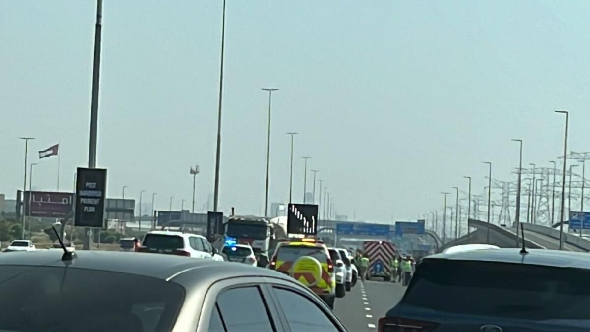 Dubai Trafik Uyarısı: Çimento Kamyonu Bozulduktan Sonra Al Khail Yolunda Yoğun Trafik Sıkışıklığı
