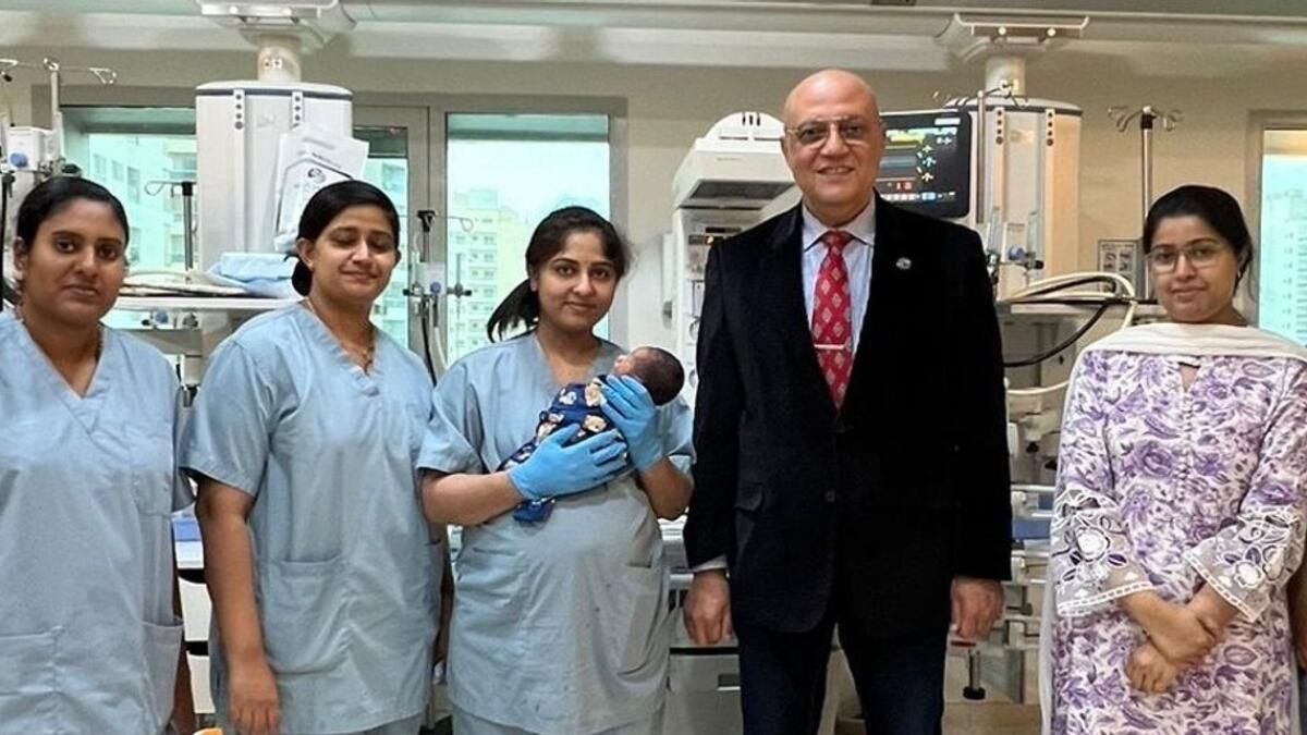 'Erken Bayram Hediyesi': Sağlık Komplikasyonlarıyla Mücadele Ettikten Sonra Hastaneden Taburcu Edilen Prematüre Erkek Bebek