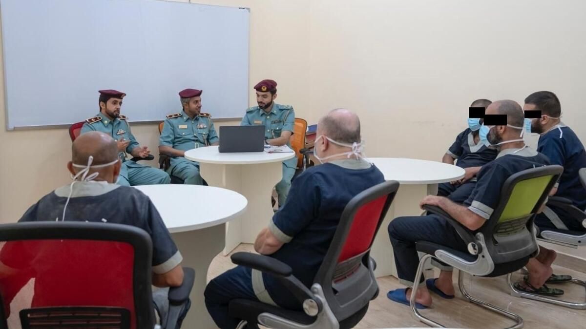 BAE: Polis, Mahkumların 7 Milyon Dh'nin Üzerindeki Borçlarını Ödüyor
