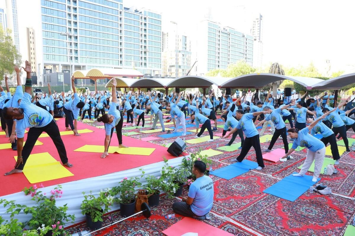 Kuveyt'teki Hindistan Büyükelçiliği, Yoga Günü Etkinliği Sırasında Yangın Mağdurlarına Haraç Ödüyor