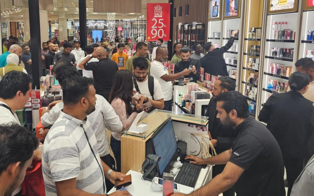 'Saved Dh4.400': Dubaili Alışveriş Yapanlar 3 Günlük Süper Satışta Parfüm ve Kıyafetlerde Büyük İndirimler Yakaladı