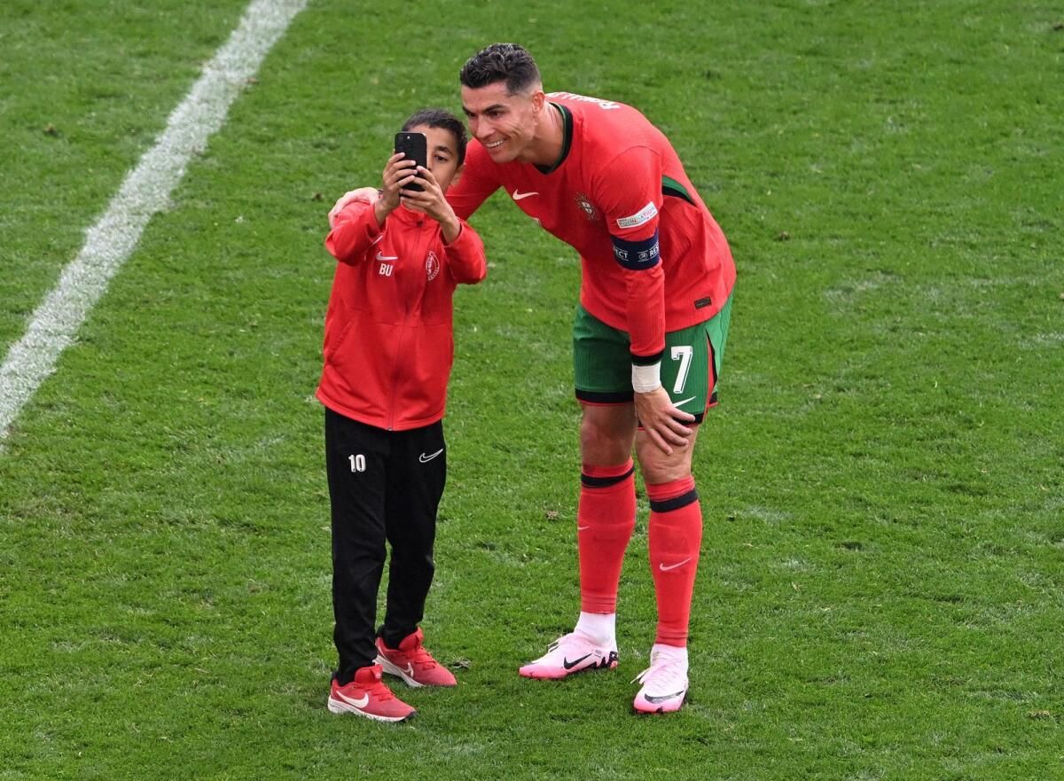 Martinez, Ronaldo'nun Selfie Avcılığı Yapan Zifiri İstilacıların Güvenlik Endişesi Olduğunu Söylüyor