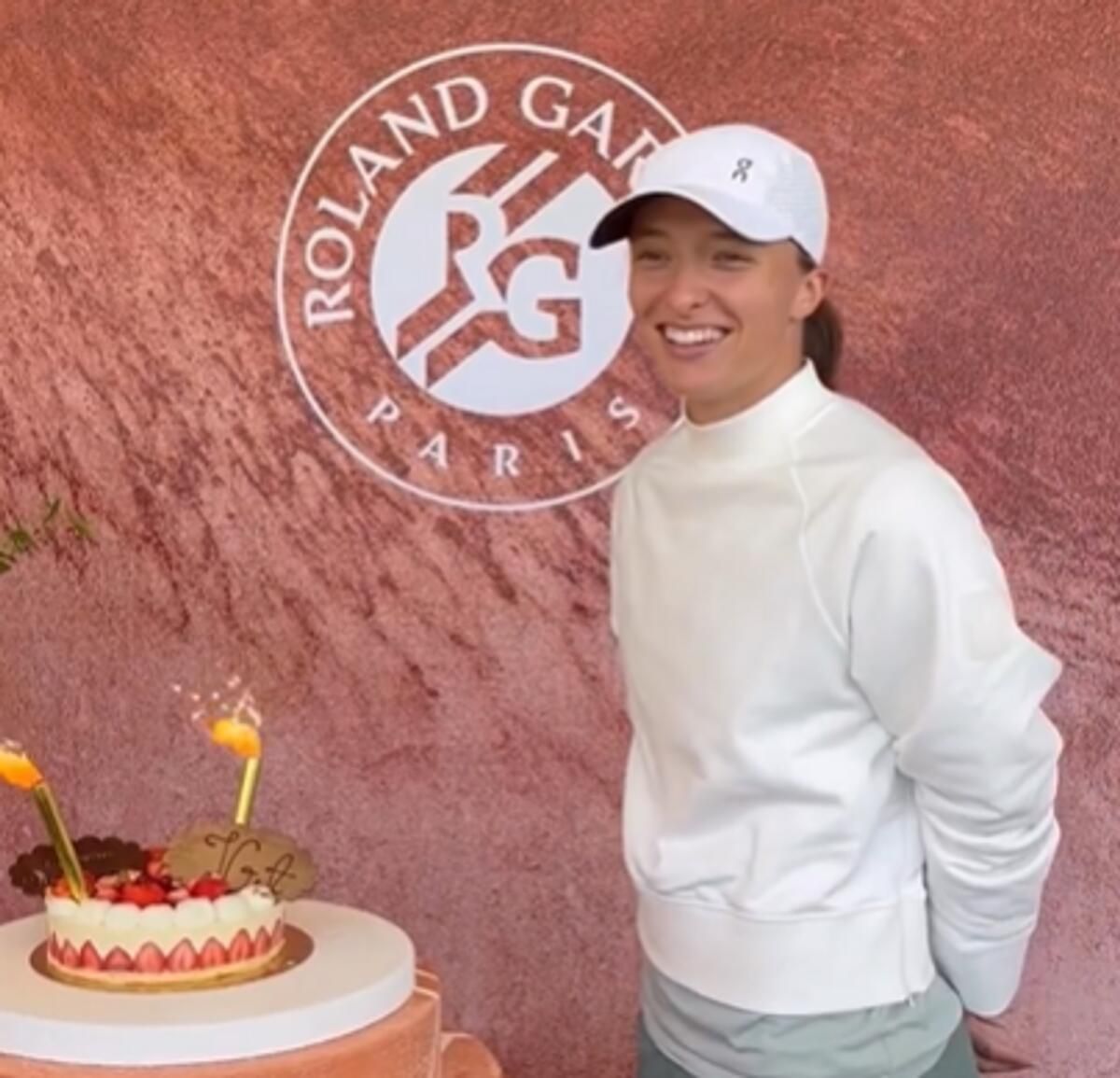 Fransa Açık: Roland Garros'taki Hayranlar, 23 Yaşına Girerken Doğum Günü Kızı Swiatek ile Kutluyor