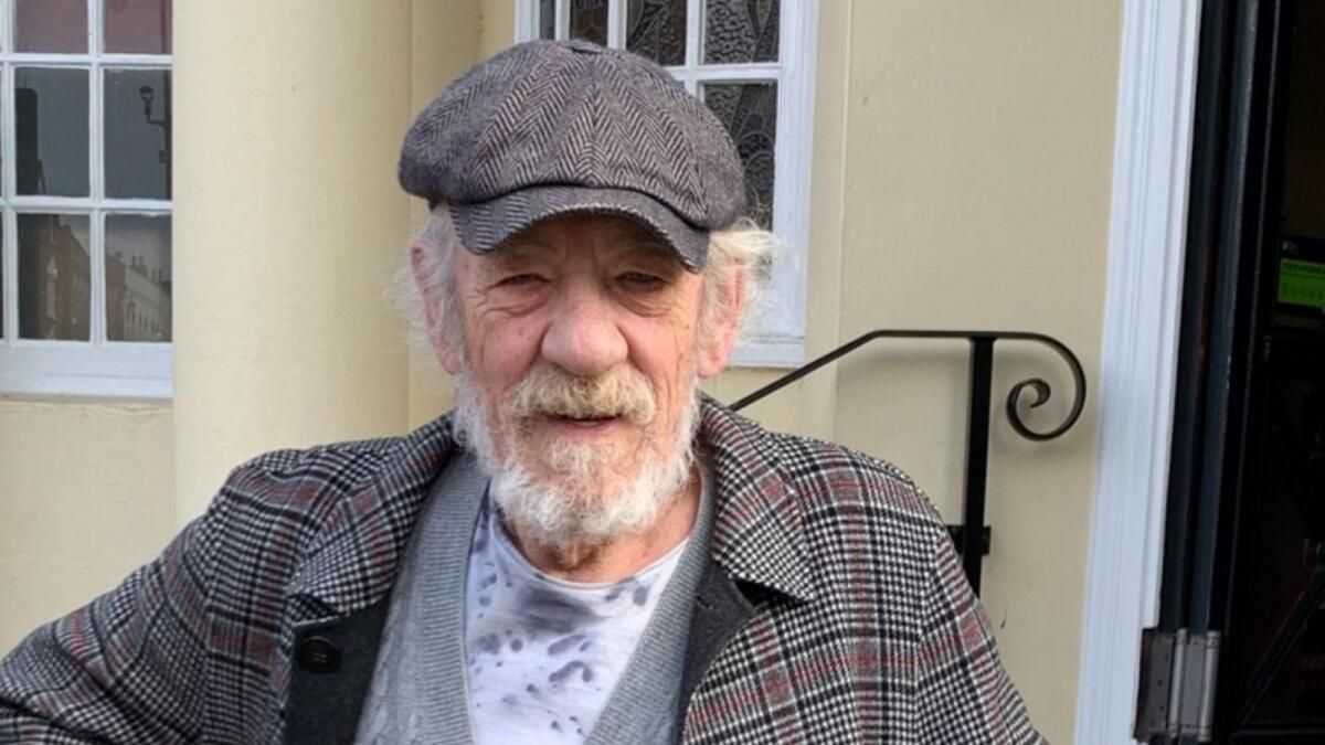 İngiliz Aktör Ian Mckellen Londra Sahnesinden Düştükten Sonra İyileşti