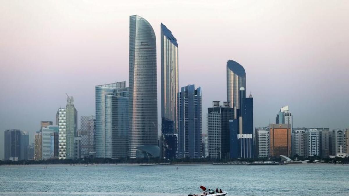 Kapanış, 10.000 Dh'ye Kadar Para Cezaları: Abu Dabi Firmaları, Sosyal Medya Etkileyicileriyle Yapılan Yasadışı Sözleşmelere Karşı Uyardı