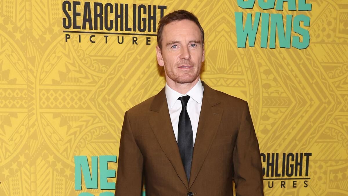 Michael Fassbender 'Ajansı' Yönetiyor
