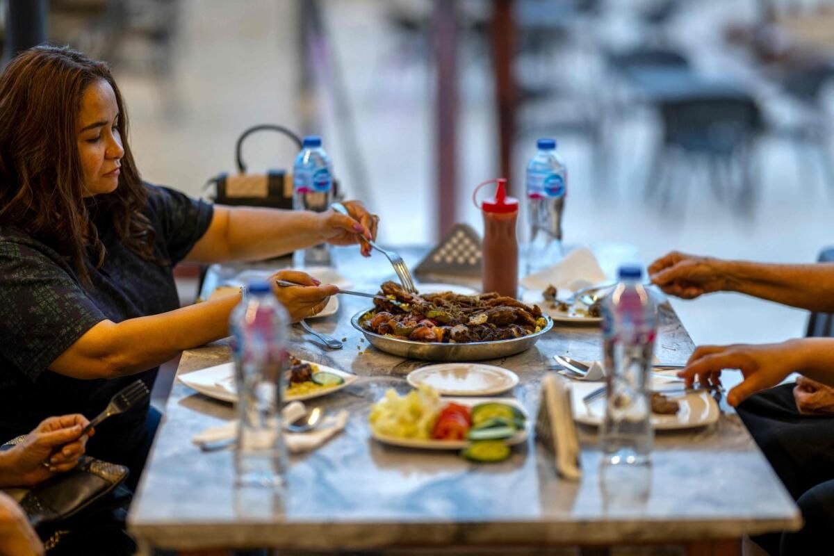 Mısır'ın Sudanlı Mültecileri Yeni Hayatlar Kurmak için Zengin Mutfağı Kullanıyor