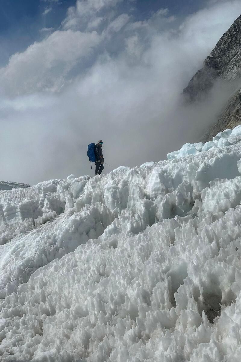 Buzlar Eridikçe Everest'in 'Ölüm Bölgesi' Hayaletlerinden Vazgeçiyor