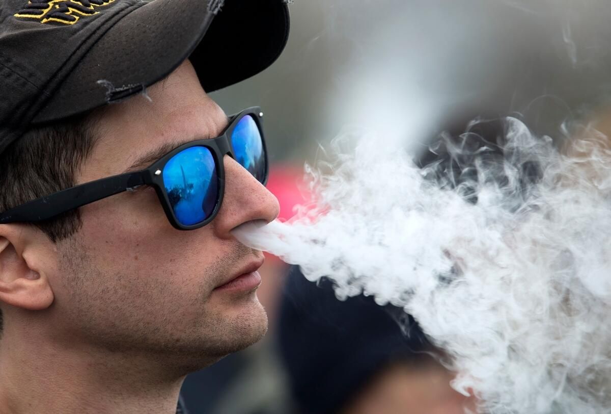 Vaping Daha Az Zararlı mıdır? BAE Doktoru, E-Sigaralar Popülerlik Kazandıkça Sağlık Riskleri Konusunda Uyardı