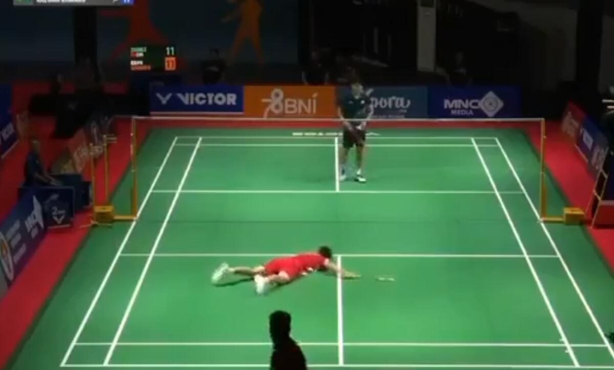 17 Yaşındaki Çinli Badminton Oyuncusu Mahkemede Çöktükten Sonra Kalp Durmasından Öldü