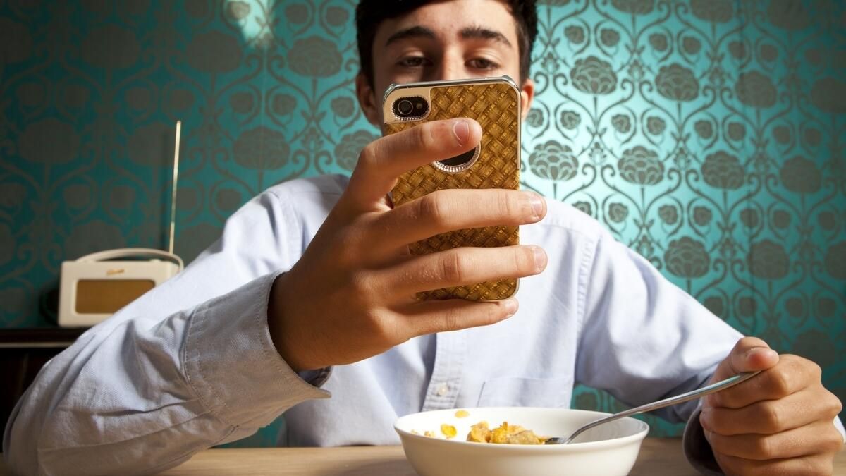 BAE: Yemek Yerken Film İzliyor, Oyun Oynuyor musunuz? Sosyal İzolasyon, Obezite Riski Altında Olabilirsiniz