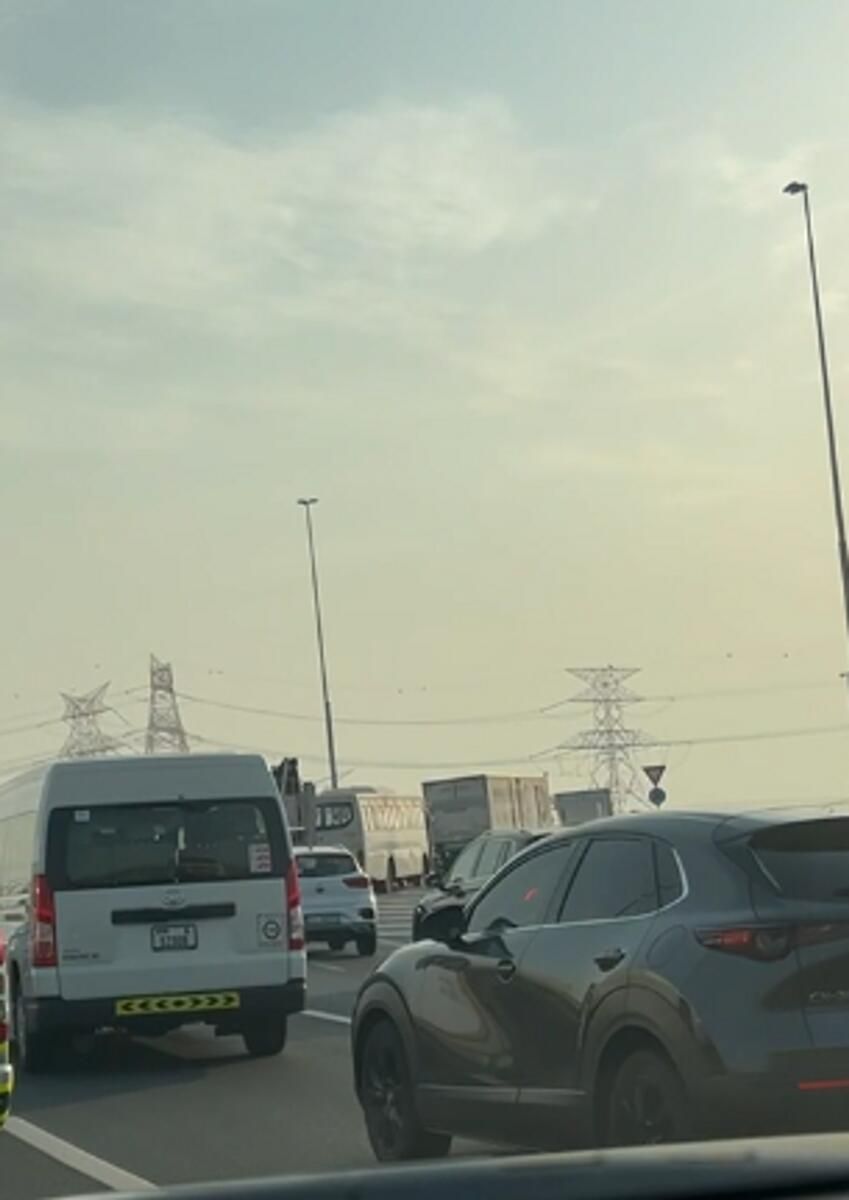 Dubai: Trafik Hırlıyor, Büyük Otoyolda Kamyon Devrildikten Sonra Çıkış Engellendi