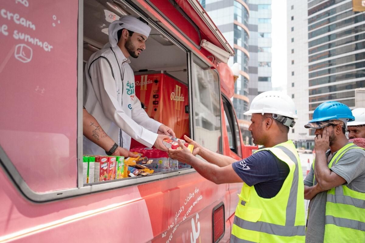 Dubai Yaz: Sıcaklıklar 50 ° C'yi Geçerken işçiler, Teslimat Sürücüleri için Ücretsiz Dondurma, Meyve Suları