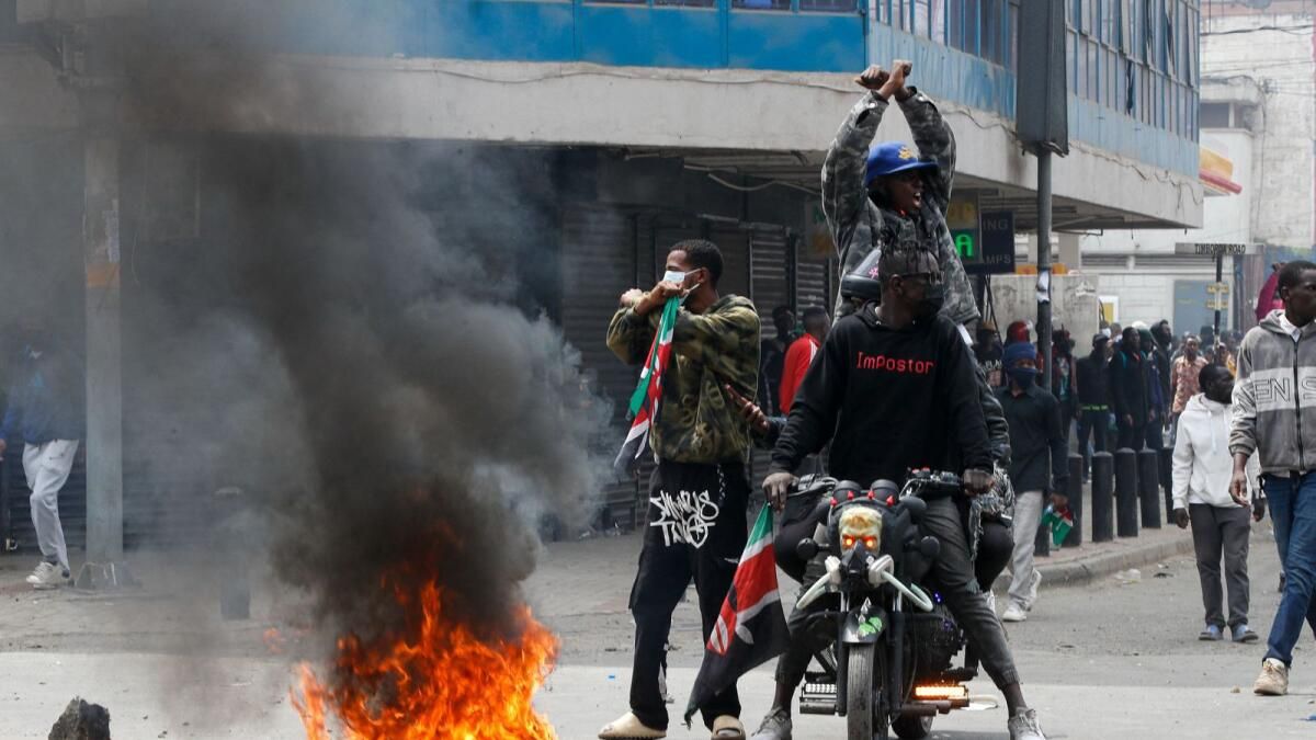 Kenya'da Onlarca Kişi Çevik Kuvvet Polisini Protesto Etti