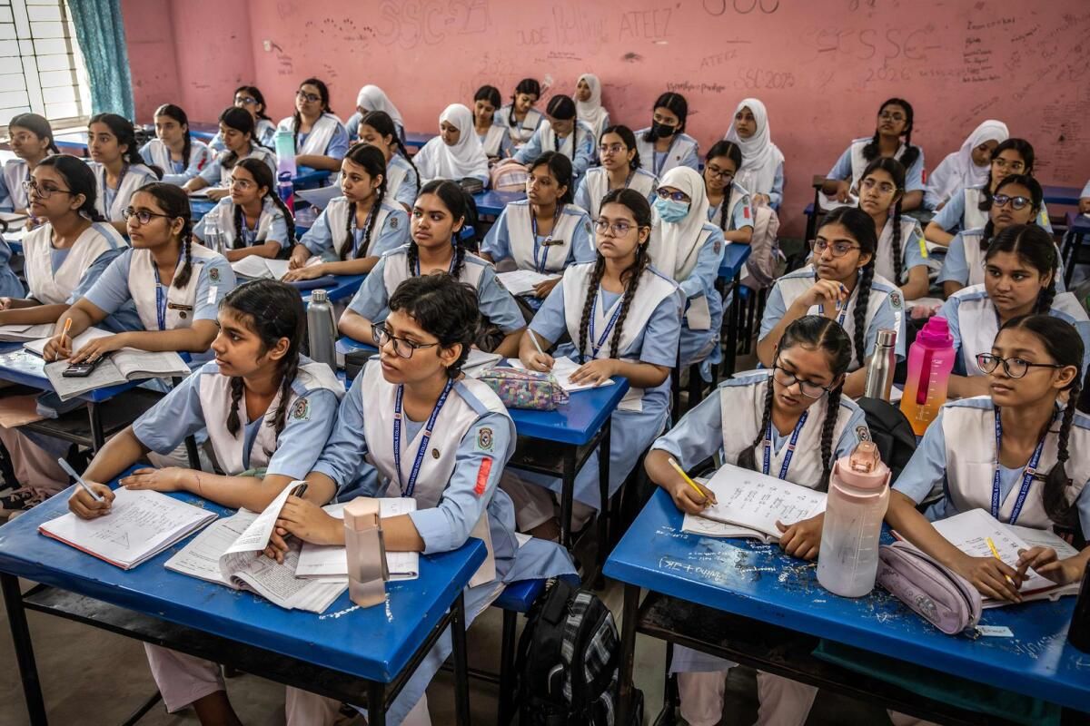 Bangladeş'in Öğrenci Liderliğindeki Devriminden Sonra Sınıflara Geri Döndü