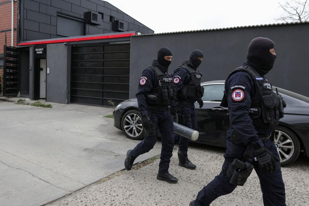 Romen Polisi, insan Kaçakçılığı Soruşturması Sırasında Etkileyici Andrew Tate'in Evine Baskın Düzenledi