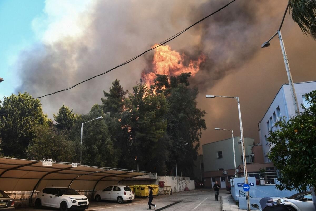 İtfaiyeciler Atina Yakınlarında iki Orman Yangını Kontrol Altına Almak için Savaşıyor