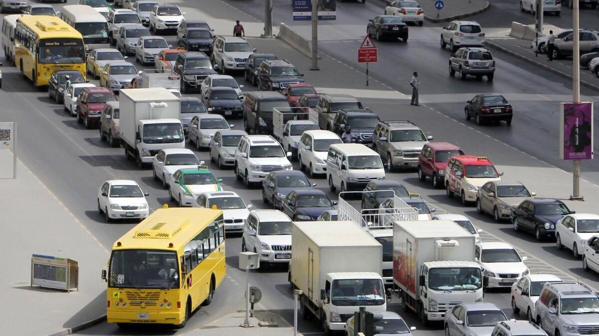 BAE'de Okula Dönüş Trafiği: Ebeveynler Blokları Nasıl Önleyebilir, 1.000 Dh'ye Kadar Para Cezasından Kaçınabilir