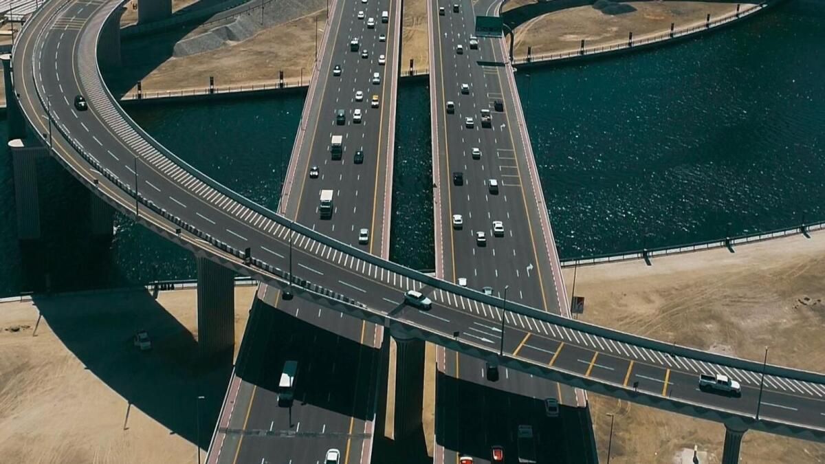 Dubai: Yeni 3 Şeritli Köprü Açıldı ve Al Khail Yolu'na Giden Trafiği Kolaylaştırdı