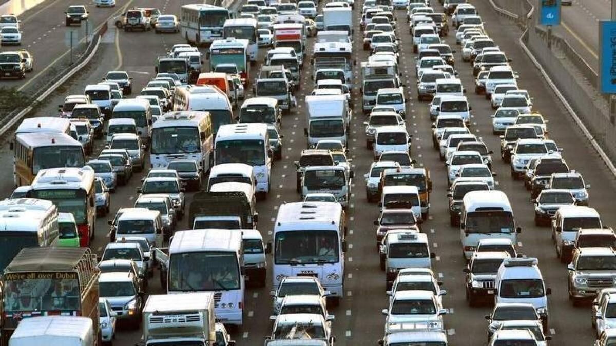 Birleşik Arap Emirlikleri Trafiği: 'Tek Çiftli Bir Plan' Yoğun Saat Sıkışıklıklarını Hafifletmeye Yardımcı Olur mu?
