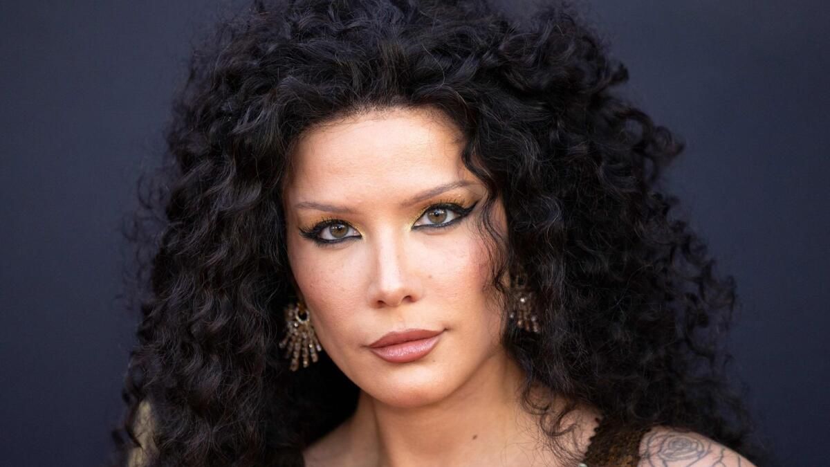 Halsey Sahnede Yetişkin Bir Bebek Bezi Giymek Zorunda Kaldığında