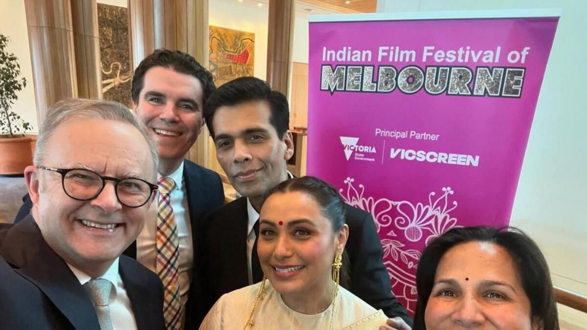 Avustralya Başbakanı Anthony Albanese, Rani Mukerji, Karan Johar ile Selfie Çekiyor