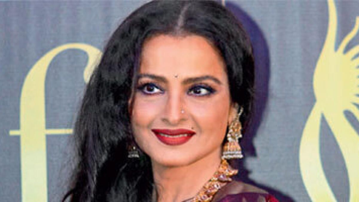 BAE: Bollywood Simgesi Rekha, Iıfa 2024 için Abu Dabi'de Sahneye Dönecek