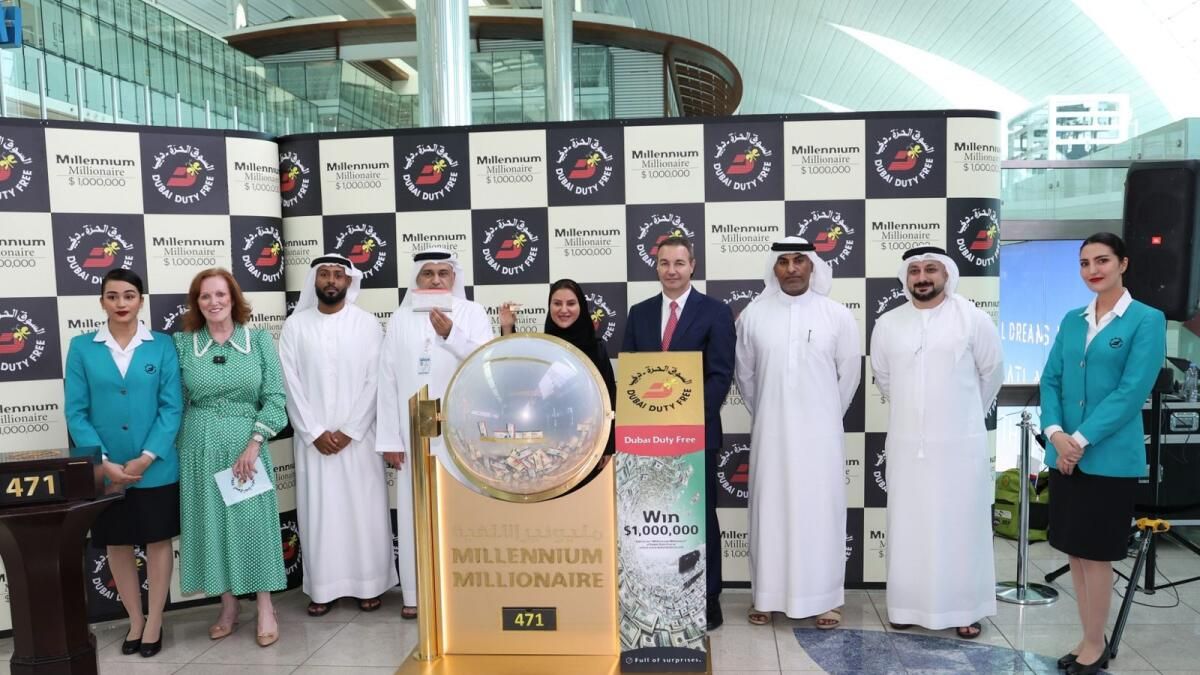 BAE: Dubai Duty Free Çekilişi için 10 Yıllık Bilet Satın Aldıktan Sonra 10 Meslektaş 1 Milyon Dolar Kazandı
