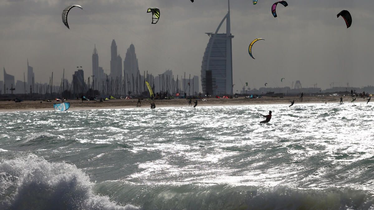 BAE Hava Durumu: Rüzgarlar, Sert Deniz Koşulları Devam Ederken Sarı Alarm Verildi