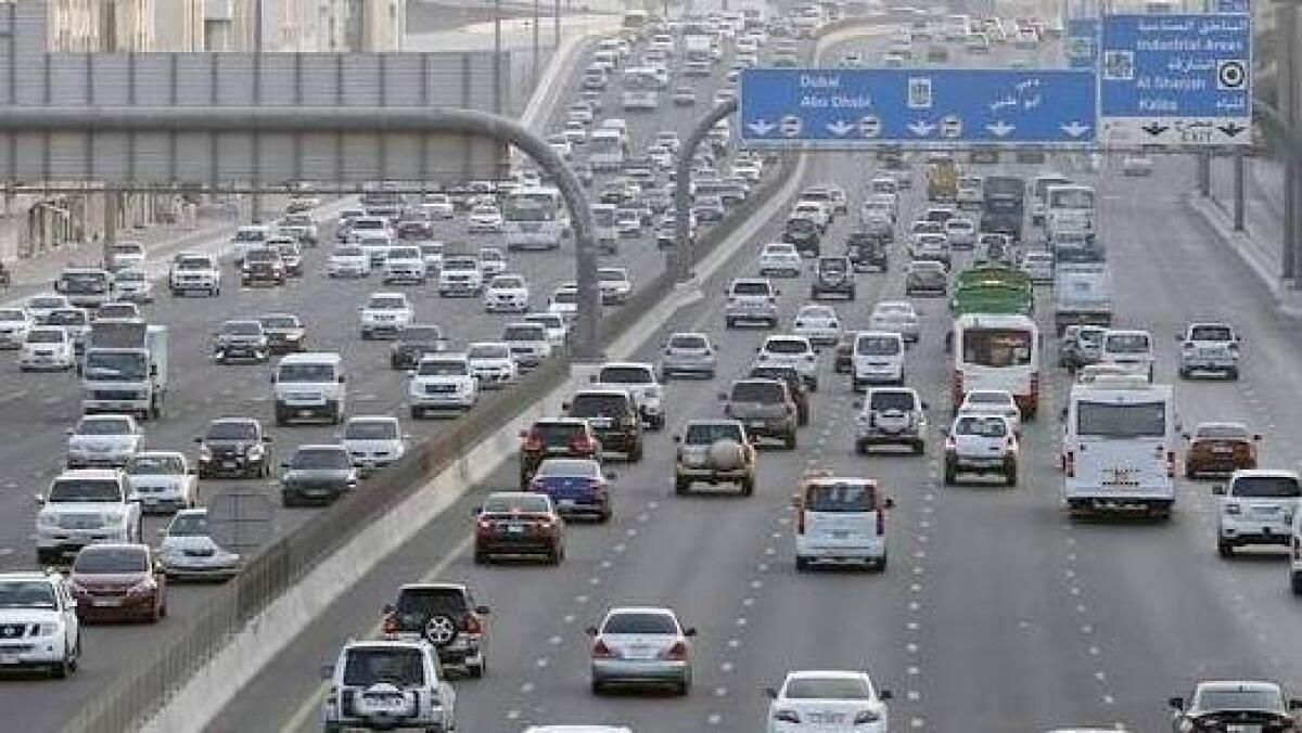 BAE Polisi Uyarısı: Kazalar Nedeniyle Büyük Trafik Sıkışıklığı, Hız Sınırı Azaldı