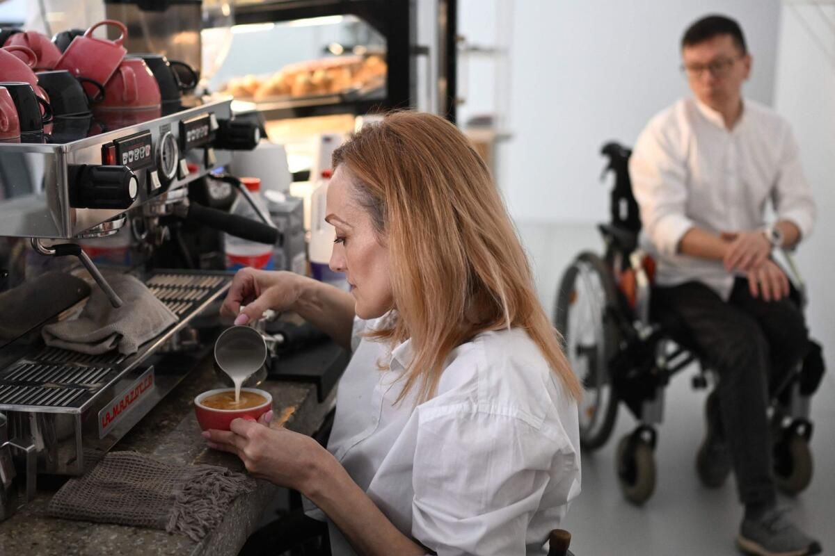 Belaruslu Tekerlekli Sandalye Baristası 'Dünyayı Daha iyi Hale Getiriyor'