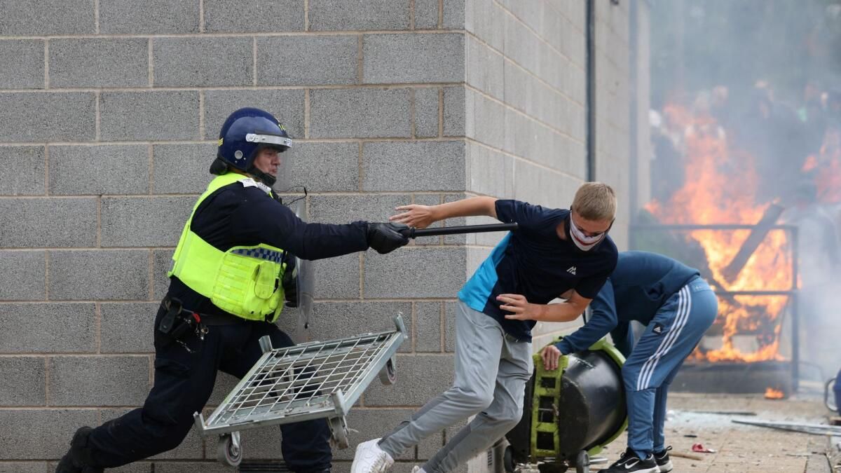 İsyancılar Aşırı Kalabalık Hapishaneleri Doldururken, İngiltere Polis Hücrelerine Dönüyor