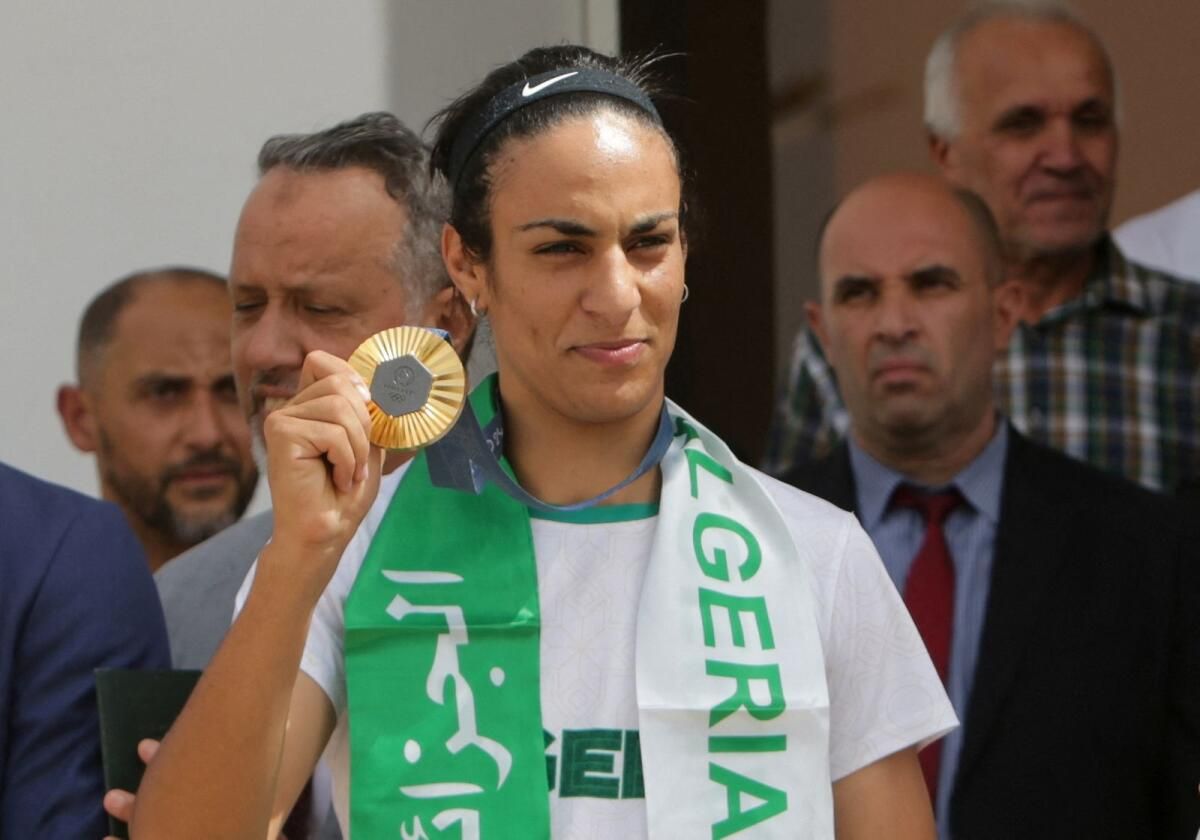 Cezayir'deki Olimpiyat Cinsiyet Sırası Boksörü Khelif'e Kahraman Hoş Geldiniz