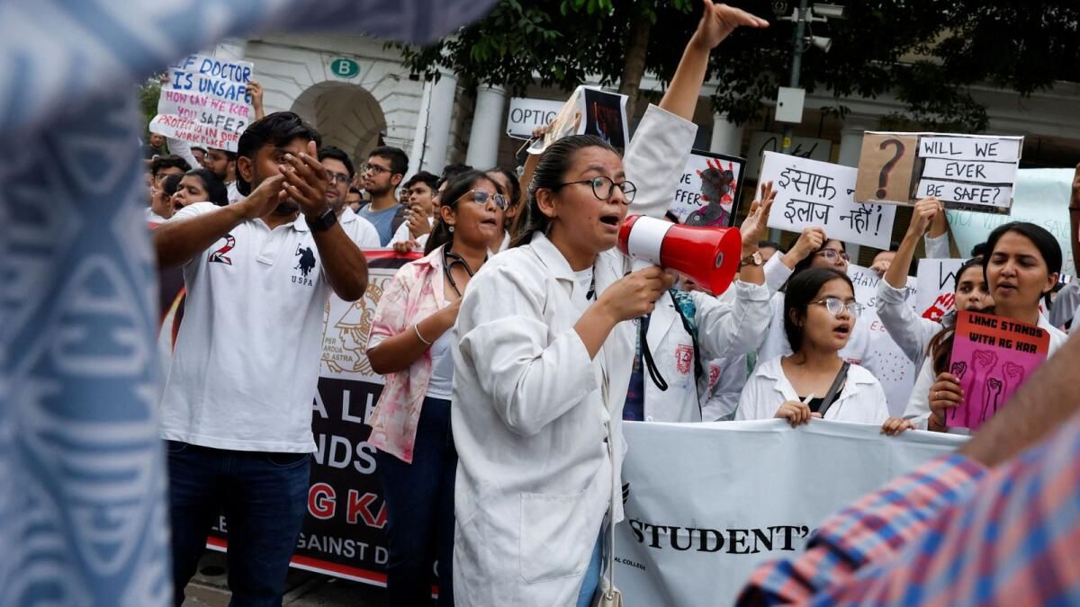 Hintli Sağlık Görevlileri, Doktorun Tecavüz ve Cinayetiyle İlgili Protestoları Sona Erdirmeyi Reddediyor