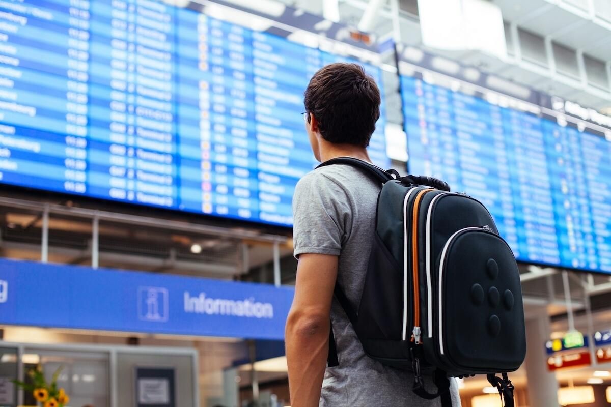 BAE Sakinleri, Yaz Tatili Sona Ererken Yükselen Fiyatlara Karşı Koymak için Uçuşları Birleştirmeyi Tercih Ediyor