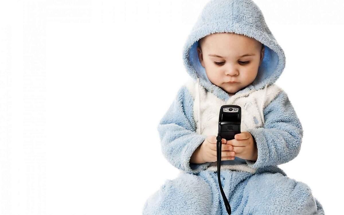 BAE: Çocuklara Ağlamalarını Engellemeleri için Telefon Veriyor musunuz? Bu Onları Daha Huysuz Yapabilir