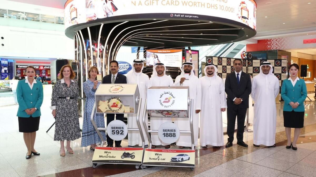 Dubai: 2 Kazanan Duty Free Çekilişinde Lüks Araçları Evine Götürdü