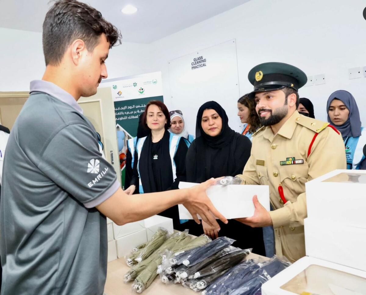 Dubai Polisi 300 işçiye Su ve Yemek Dağıttı