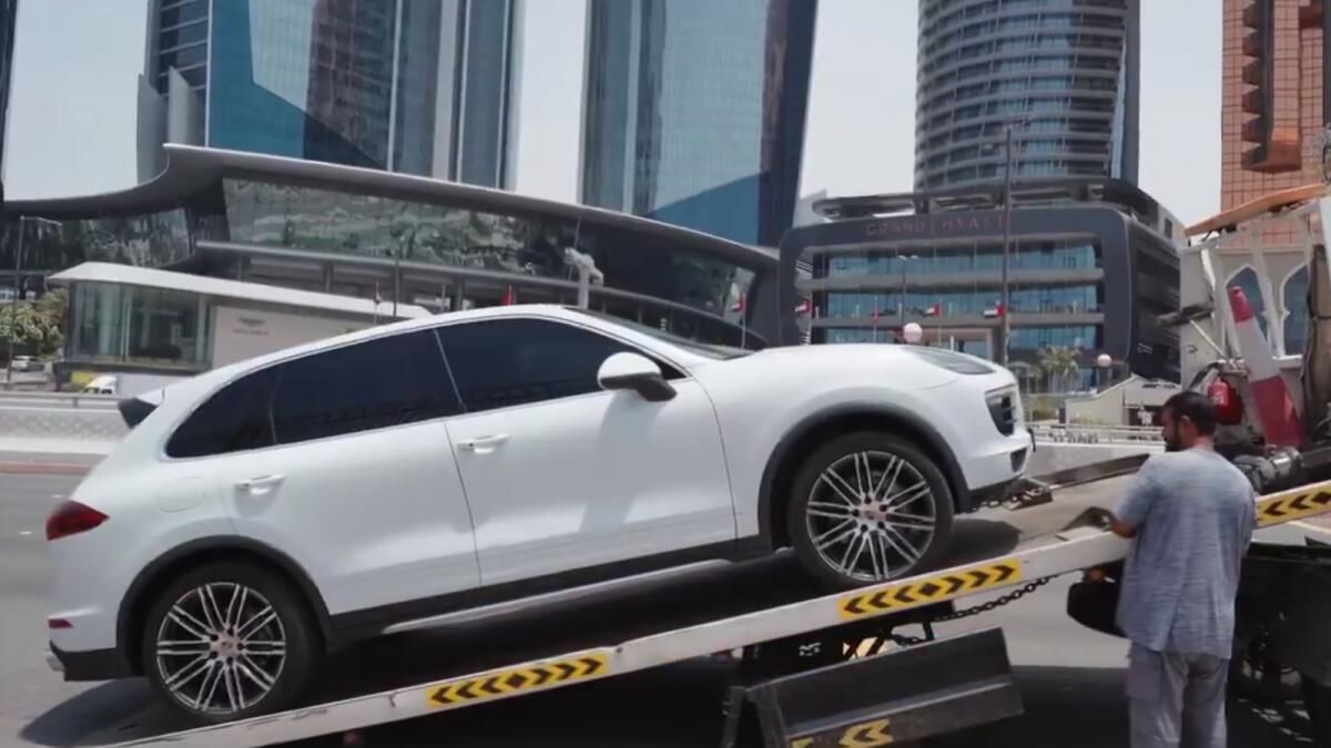 Abu Dabi'de Araba mı Bozuldu? Ücretsiz Yol Yardımı Nasıl Alınır