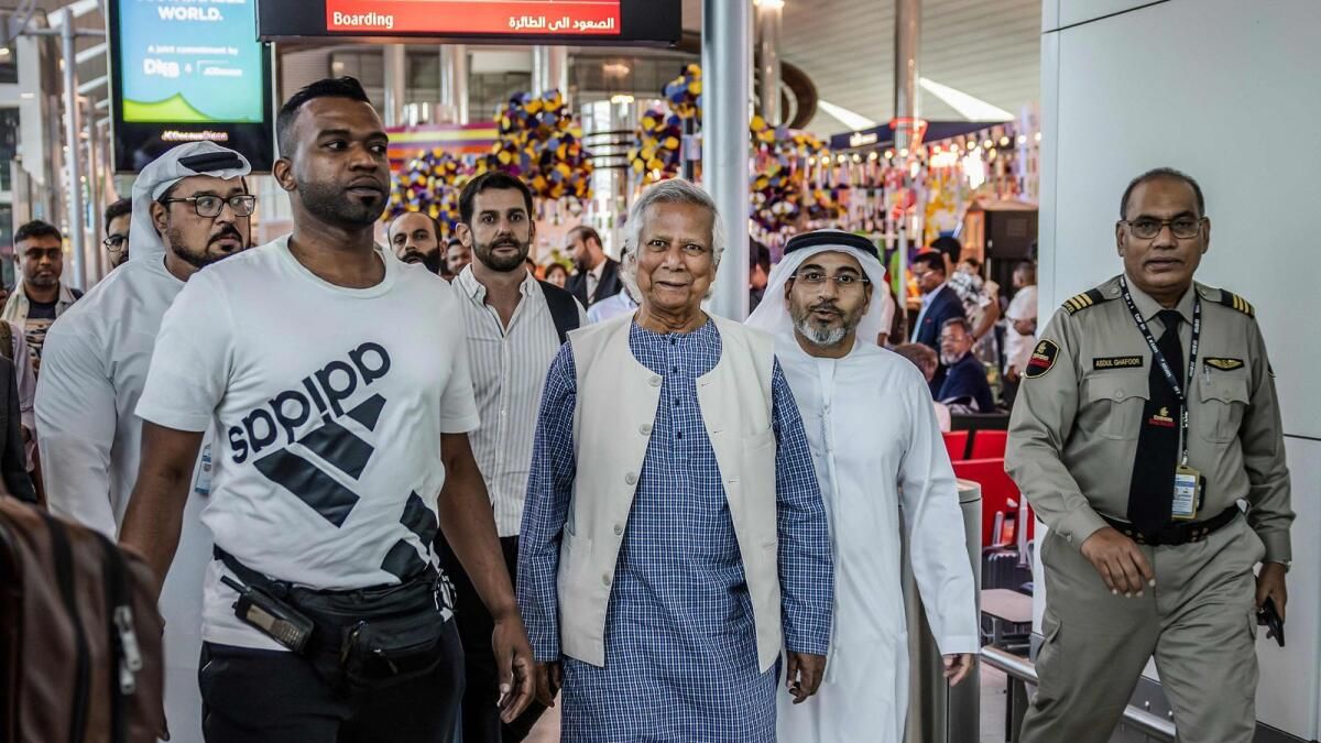 Bangladeşli Muhammed Yunus, Dakka'daki Geçici Hükümete Liderlik Etmek için Dubai'den Geçiyor