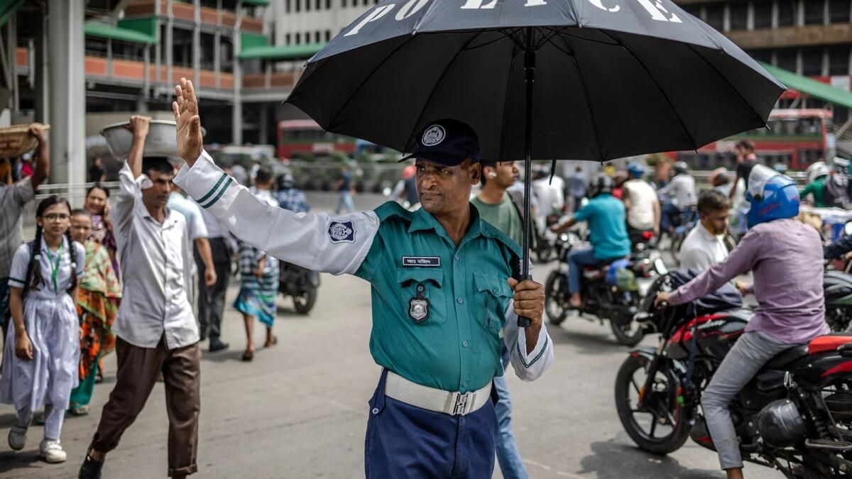 Bangladeş: Grev Sona Ererken Polis Dakka Sokaklarına Geri Döndü