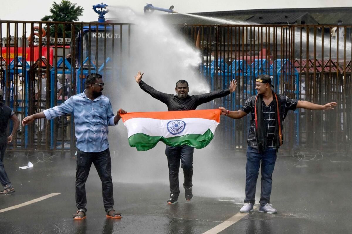 Hindistan: Protestocular Tren Raylarını, Doktor Cinayeti Nedeniyle Otobüsleri, Batı Bengal'de Tecavüzü Engelledi