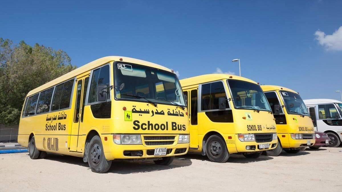 BAE'de Okul Otobüsü Kuralları: Ebeveynler, Sürücüler, Öğrenciler için Güvenlik Düzenlemelerinin Tam Listesi