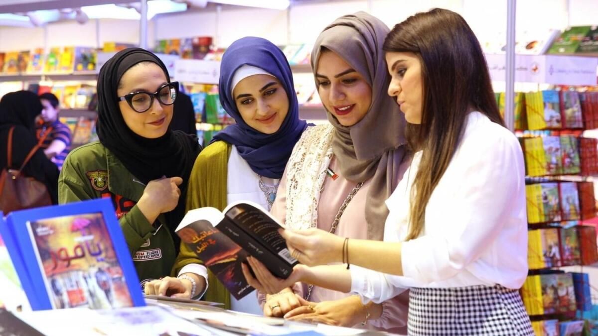 BAE Okuyucuları Yılda 7 Kitap Bitiriyor; Ankete Göre %90'ı Sosyal Medyayı Kullanıyor