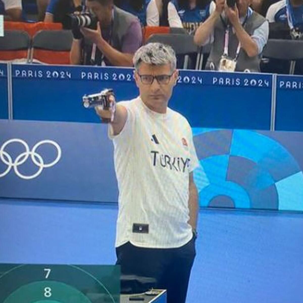 Paris Olimpiyatları'nda Sosyal Medya Şöhretinden Etkilenmeden Viral Olan 'Havalı' Türk Nişancı