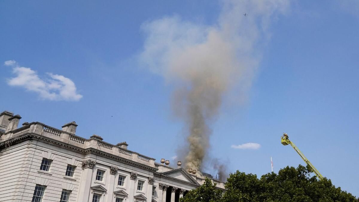 Tarihi Londra Sanat Merkezi'nde 100 İtfaiyeci Yangına Müdahale Etti