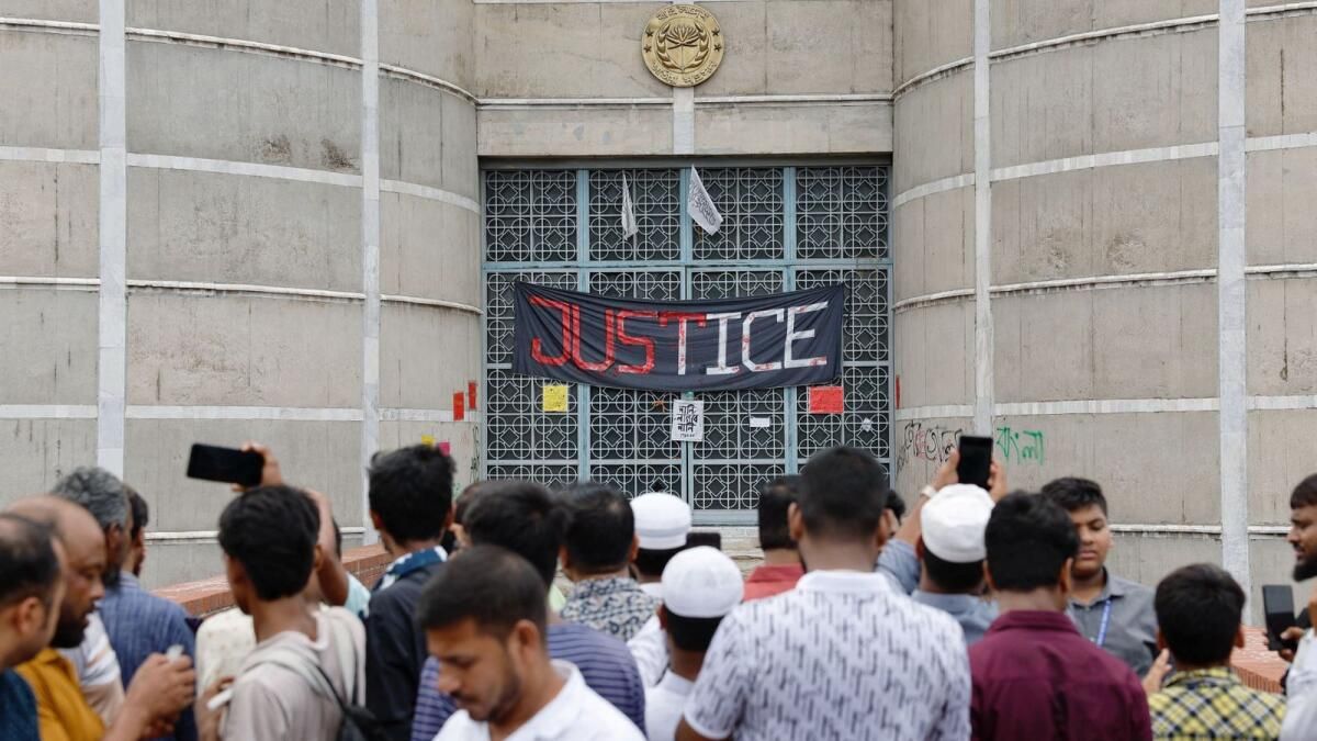 Bangladeş Parlamentosu Bir Ay Süren Öğrenci Protestolarının Ardından Dağıldı